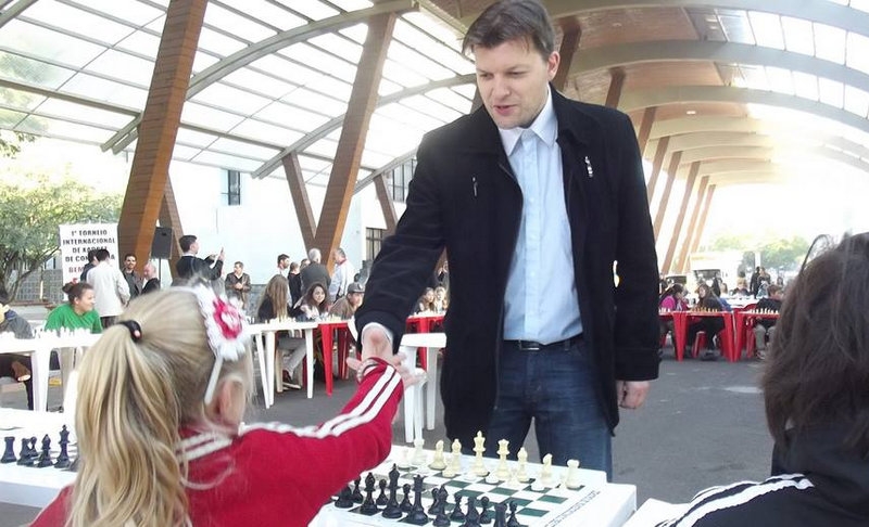 Como se dar bem enfrentando ao mesmo tempo 10 mestres no xadrez