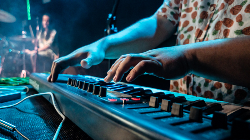 Divulga&ccedil;&atilde;o | P&uacute;blico &eacute; envolvido pela batida eletr&ocirc;nica do m&uacute;sico prudentino