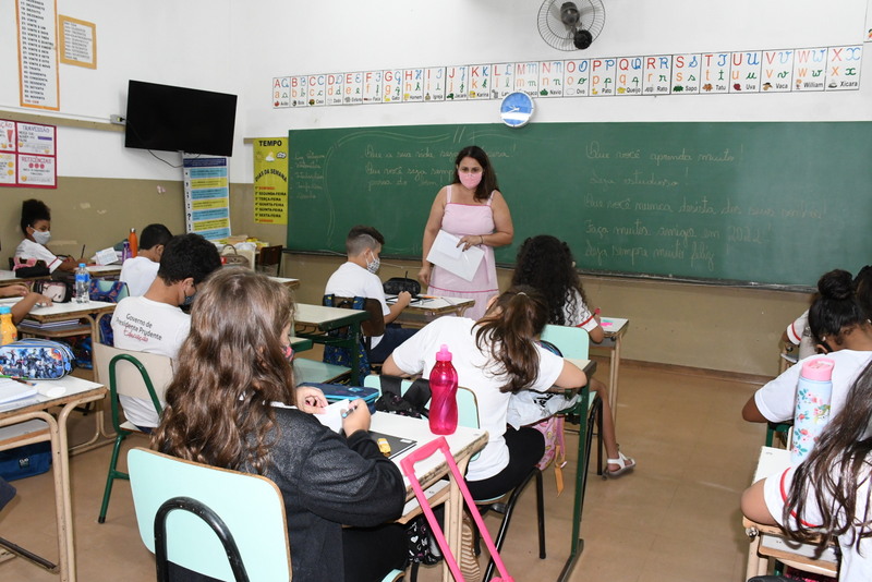Profissionais que ministram as aulas receberão um treinamento organizado pelo Sesi, com especialistas de língua portuguesa e de matemática