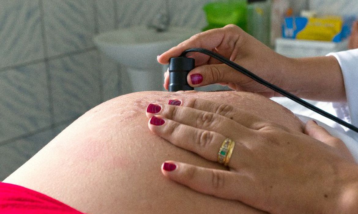 Acompanhamento pré-natal e alimentação saudável previnem doença