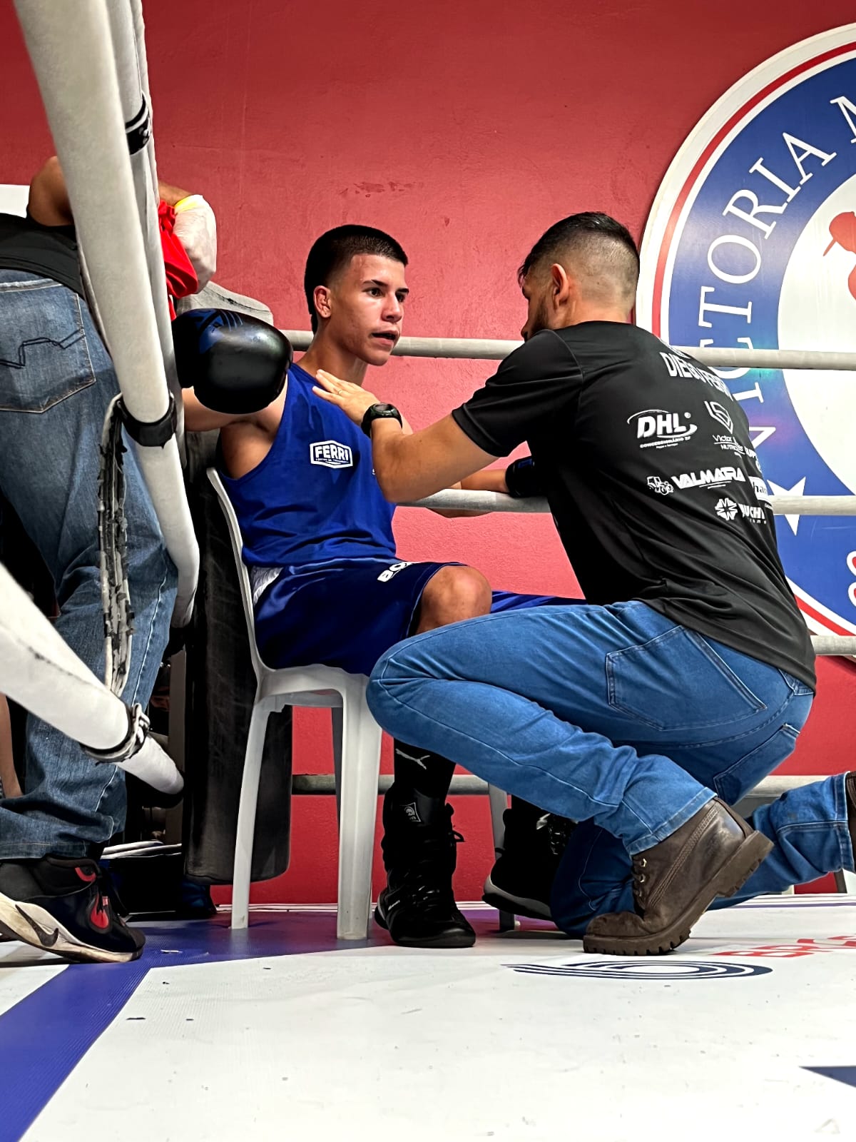 Treinador Diego Ferri orienta atleta Rafael Ramos durante a luta (Foto: Carlos Barboza)