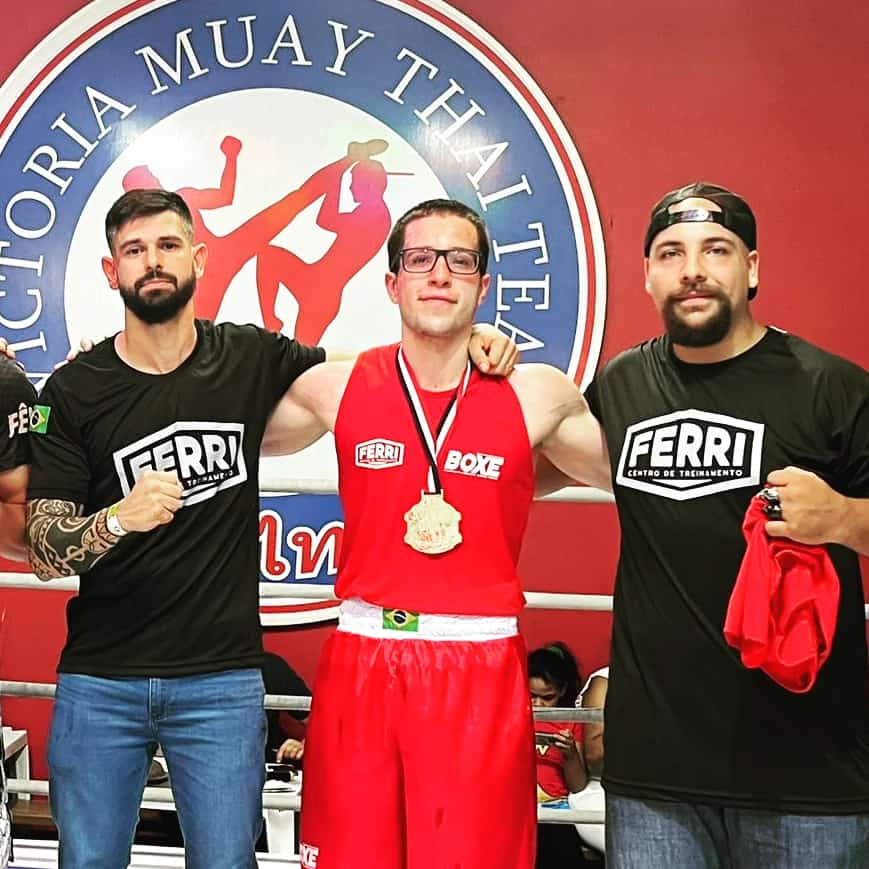 Diego Ferri (à esquerda) e João Moreno (à direita) com atleta Cauê Santos (Foto: Carlos Barboza)