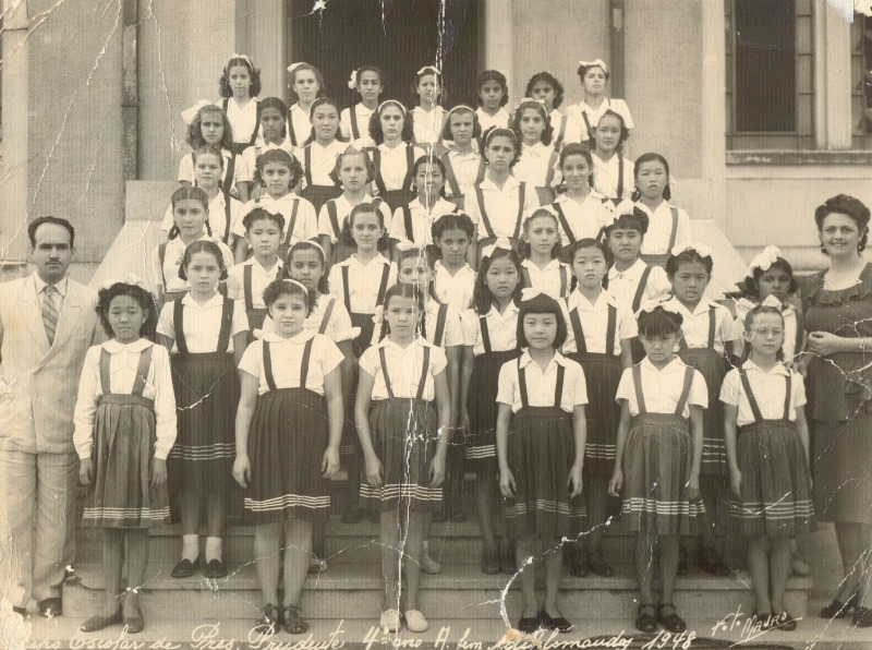 Clotilde Veiga de Barros, com sua turma de alunos na Escola Arruda Mello, em 1939