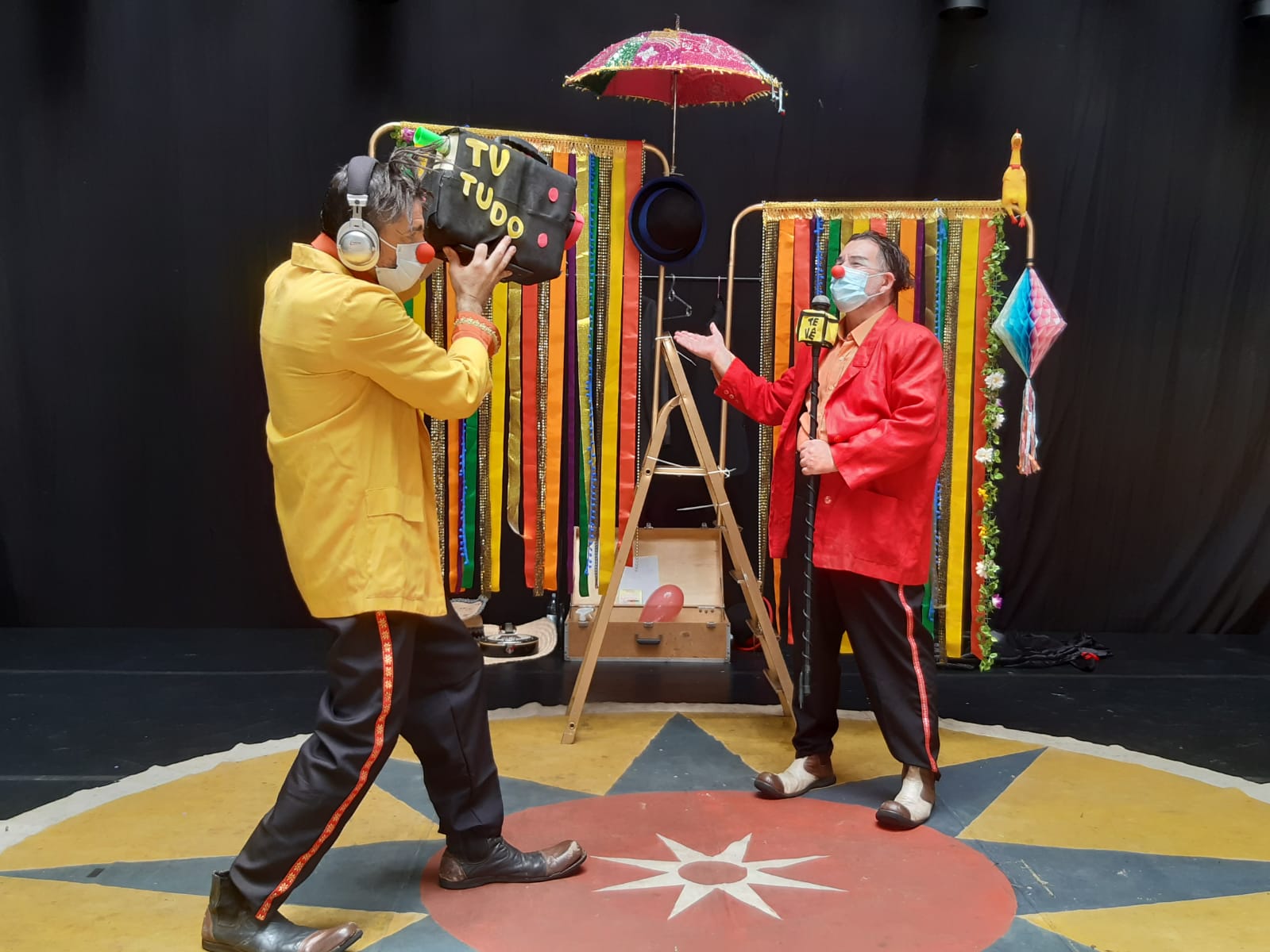 Palhaços De Derson e Jacinto levam o público para o circo tradicional e encantam a todos com suas habilidades