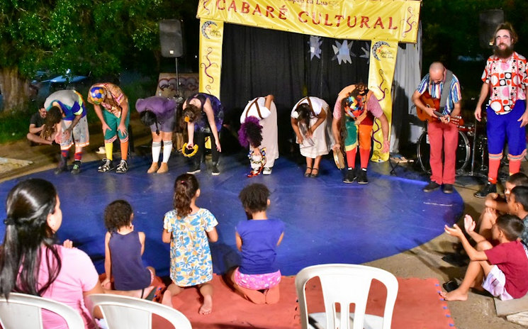 Cabaré Cultural é um espetáculo de variedades que reúne grupos e artistas independentes