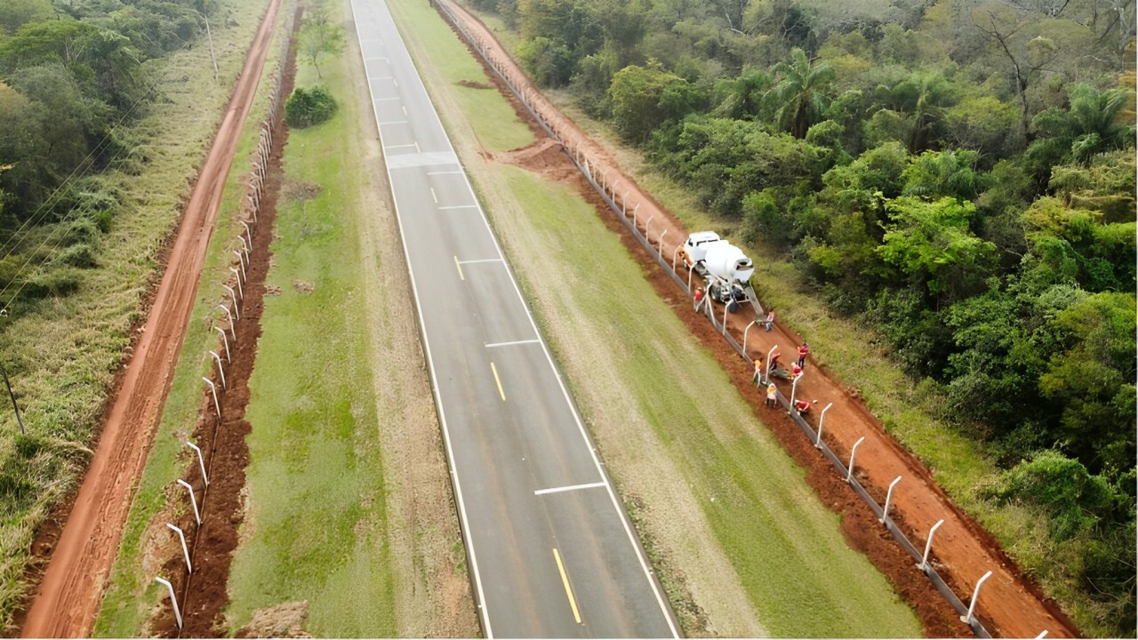 Novo sistema de cercas contínuas acompanha o traçado da pista, de ambos os lados