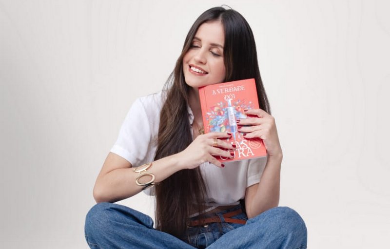 Thayna Batista lança, neste sábado (8), seu terceiro livro, no qual relata suas experiências e desafios com a saúde mental