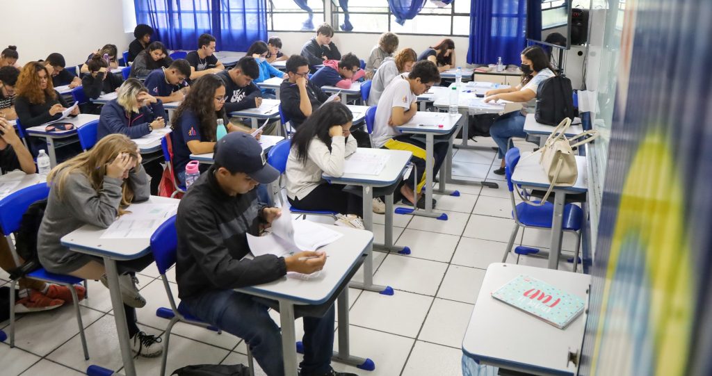 A partir deste ano, a duração da aula de cada disciplina da grade dos anos finais do Ensino Fundamental e do Ensino Médio será ampliada para 50 minutos