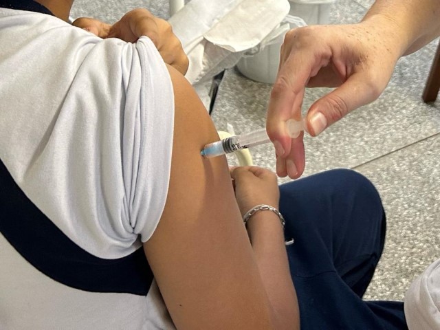 Considerando a imunização de alunos e profissionais da educação, a campanha já percorreu 71 escolas
