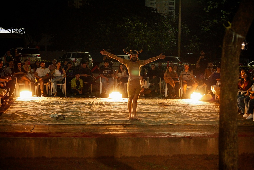 Artista prudentino apresenta monólogo que mescla teatro-denúncia e performance