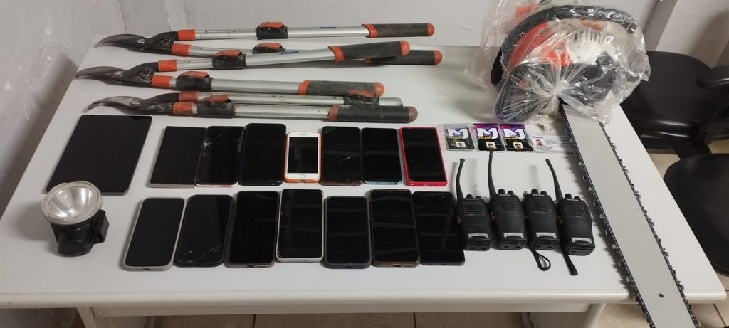 Diversos celulares e comunicadores foram apreendidos pela PM