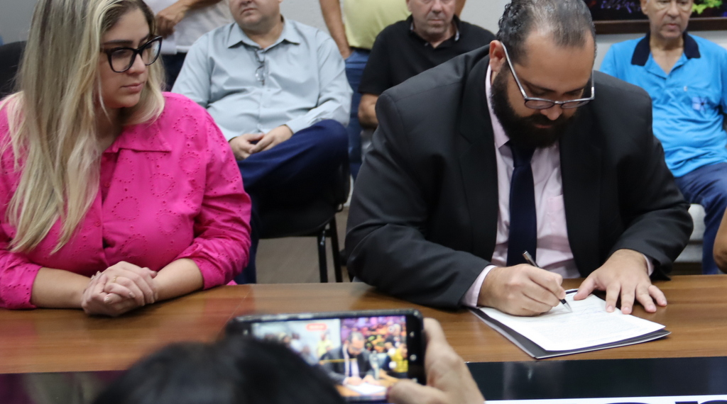 Na assinatura estiveram presentes, o presidente da Associação, Guido de Souza Quintela, e membros da diretoria