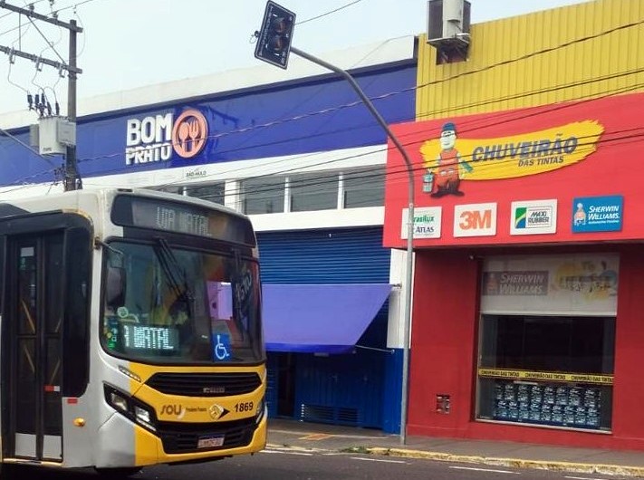 Semob iniciou a instalação de novo semáforo na Avenida Brasil, próximo ao Restaurante Bom Prato