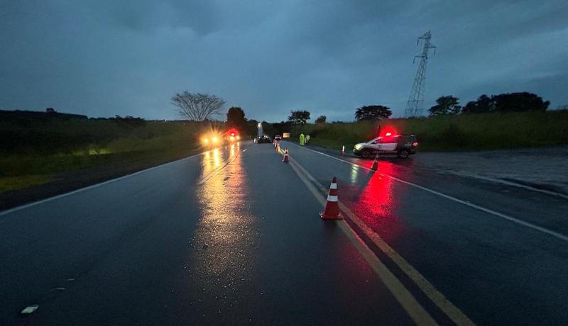 Com o impacto, o motociclista foi arremessado para dentro do automóvel, que pegou fogo