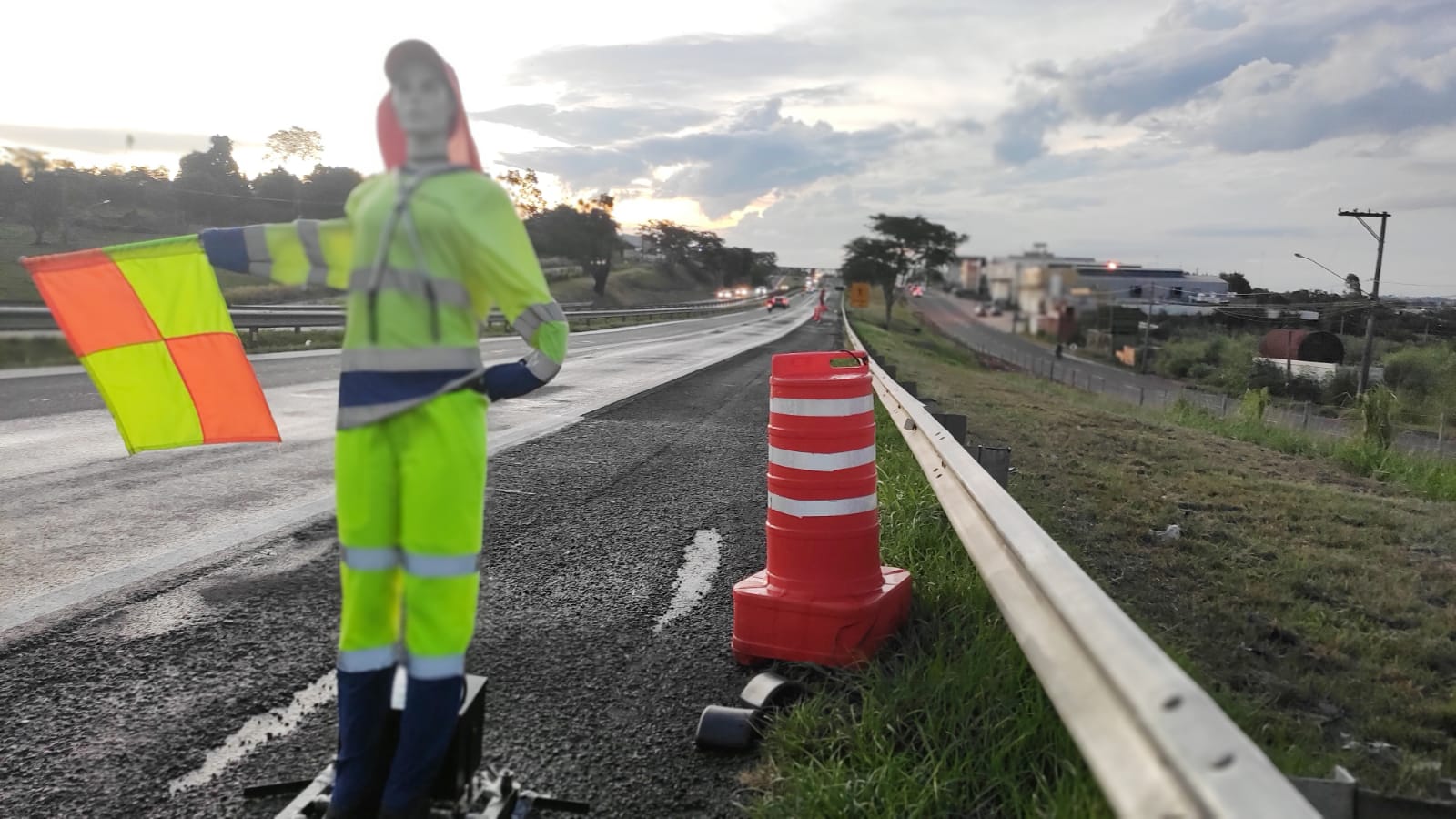 Serviços, adiados em razão das condições do tempo, contarão com operação Pare e Siga para garantir a segurança dos usuários