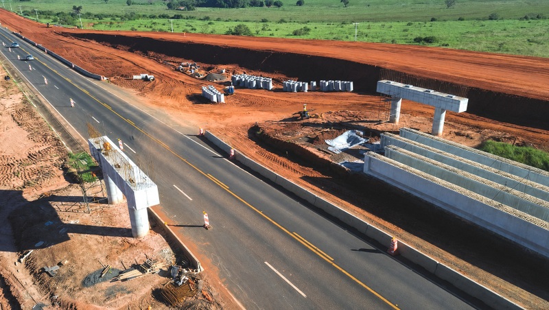 Durante o içamento das peças, o tráfego na rodovia será controlado pelo sistema Pare e Siga
