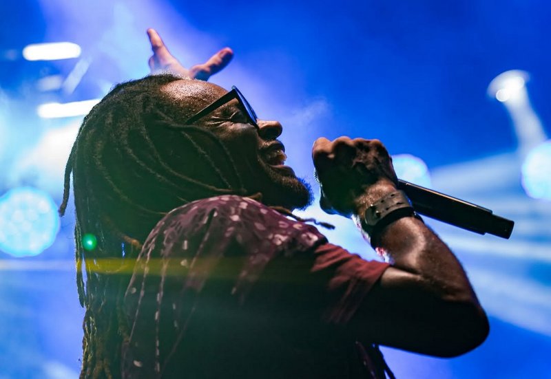 Toni Garrido propõe um mix musical plural e contemporâneo, que atravessa estilos como rock, reggae, pop e soul em uma experiência vibrante