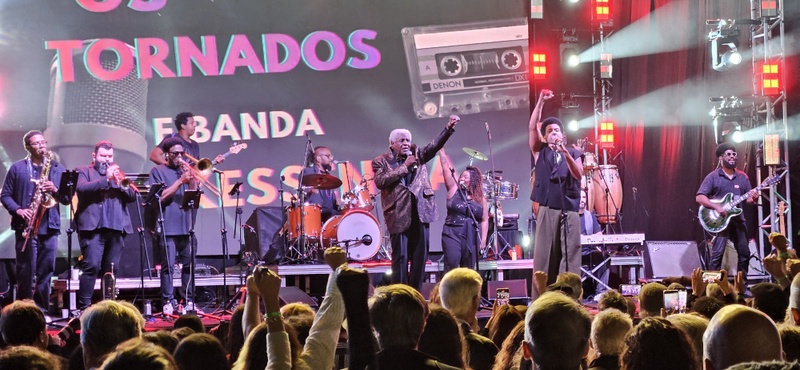 Com "apenas" 96 anos de idade, Tony Tornado mostrou que o tempo não passou para ele ao se apresentar por 1h30 ao lado do seu filho Lincoln Tornado