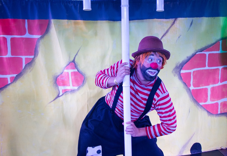 Com criatividade, improviso e muito humor, ele conduz números de mágica, malabares e uma divertida orquestra de sinos